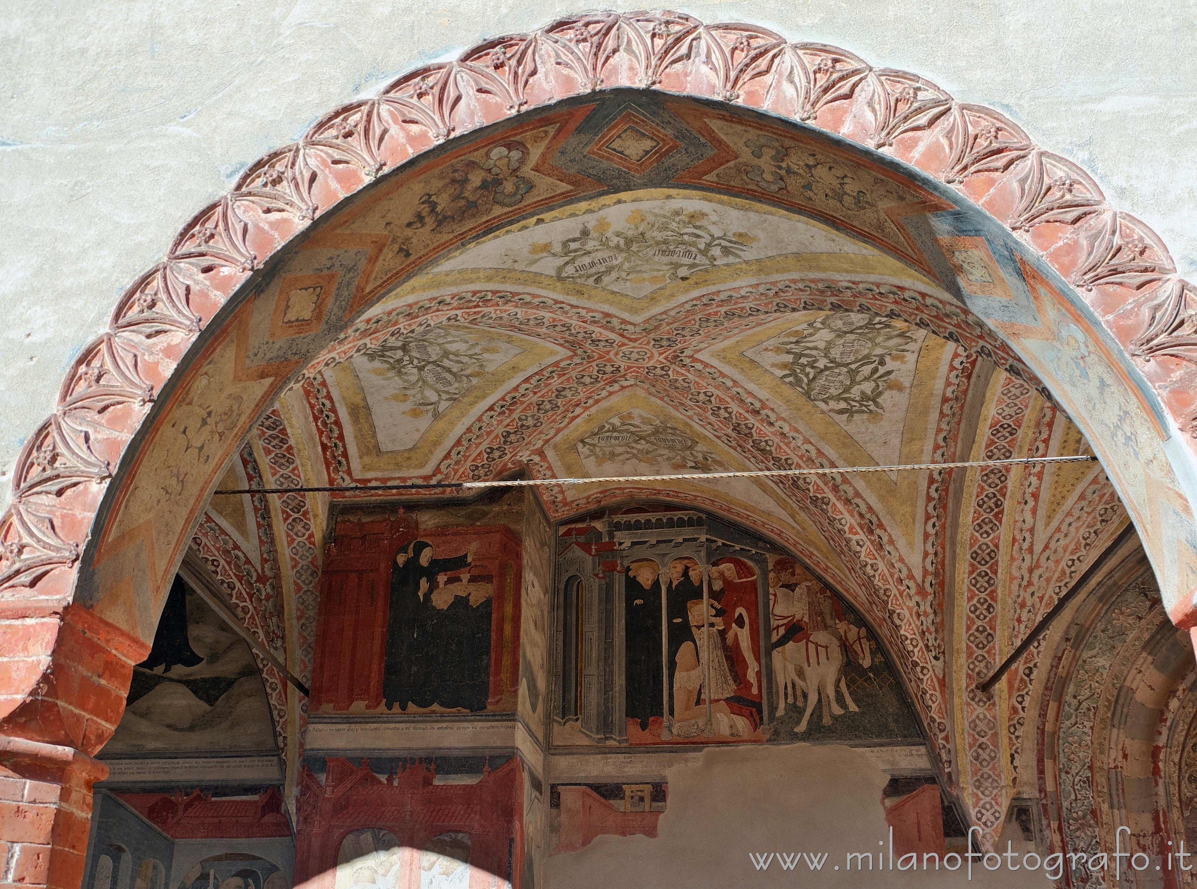 San Nazzaro Sesia (Novara) - Campata del chiostro dell'Abbazia dei Santi Nazario e Celso - Foto a piena risoluzione